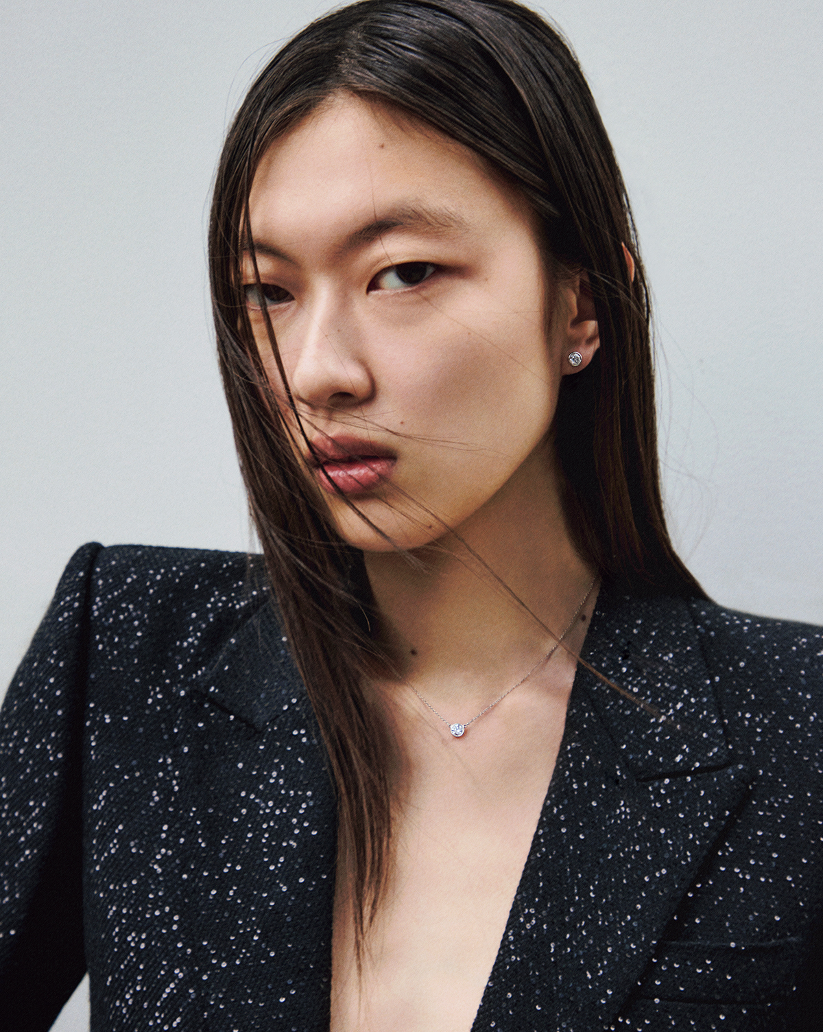 ピアス￥990,000   ネックレス￥764,500／ともにTiffany & Co.（ティファニー・アンド・カンパニー・ジャパン・インク）　ジャケット￥852,500／Tom Ford（トム フォード ジャパン）