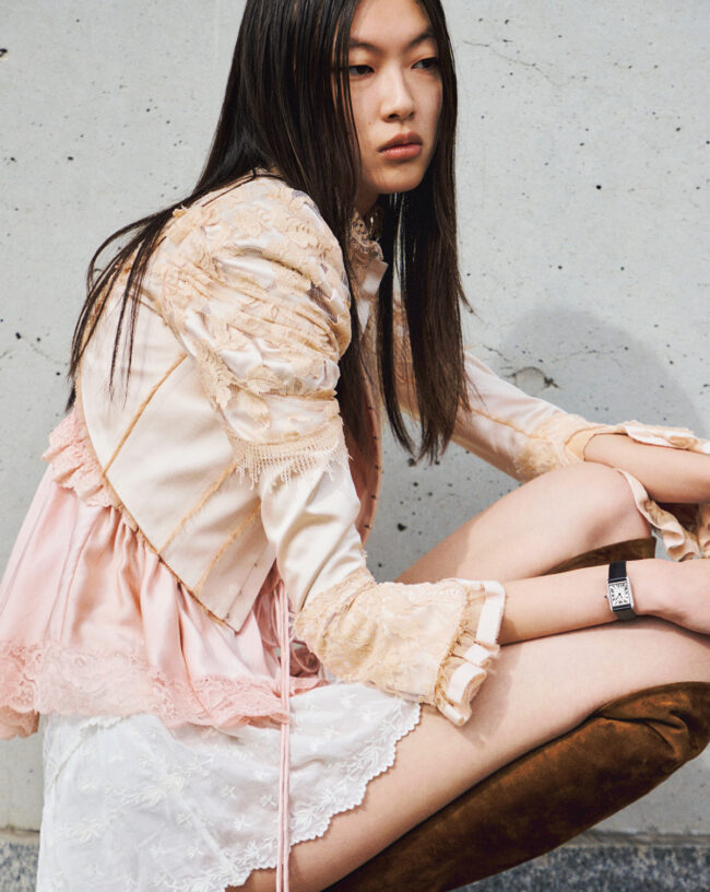 時計￥1,003,200／Cartier（カルティエ カスタマー サービスセンター）　ジャケット￥575,300　トップ￥358,600（参考価格）／ともにChloé（クロエ カスタマーリレーションズ）　スカート￥125,400／Isabel Marant（イザベル マラン 青山店）　ブーツ￥422,400／Gianvito Rossi（ジャンヴィト ロッシ ジャパン）