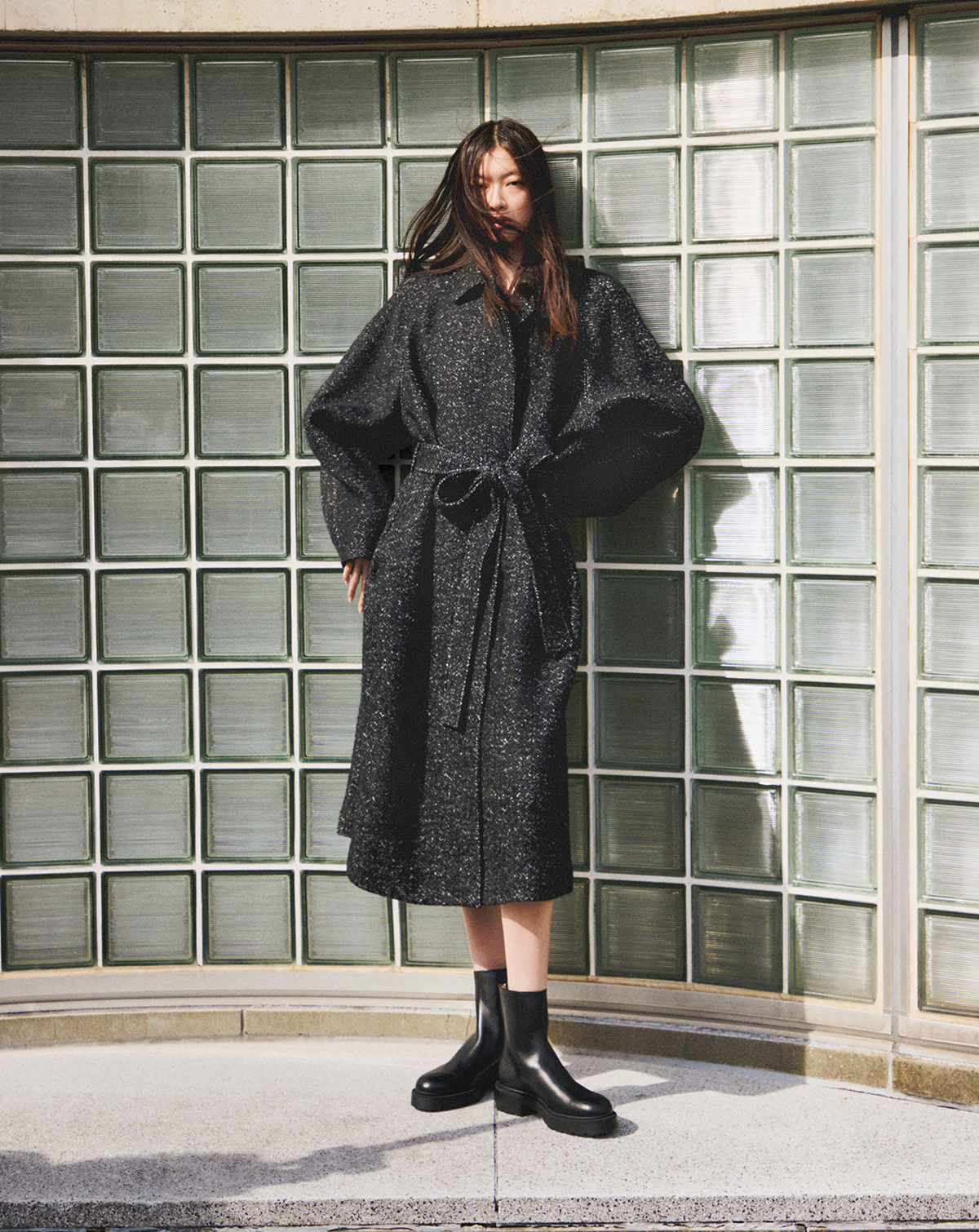 コート￥931,700　ブーツ￥337,700／ともにThe Row（ザ・ロウ・ジャパン）