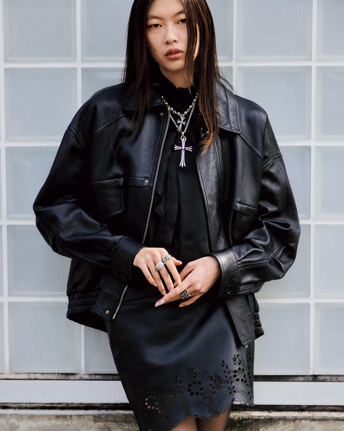 ジャケット￥1,058,200／Saint Laurent by Anthony Vaccarello（サンローラン クライアントサービス）　シルクのブラウス￥132,000／Hosoo（ホソオ トウキョウ）　レザーのスカート￥58,300／Isabel Marant（イザベル マラン 青山店）　リング各￥271,700　ネックレス￥918,500　ネックチェーン￥149,600　ペンダント￥227,700／すべてChrome Hearts（クロムハーツ トーキョー）