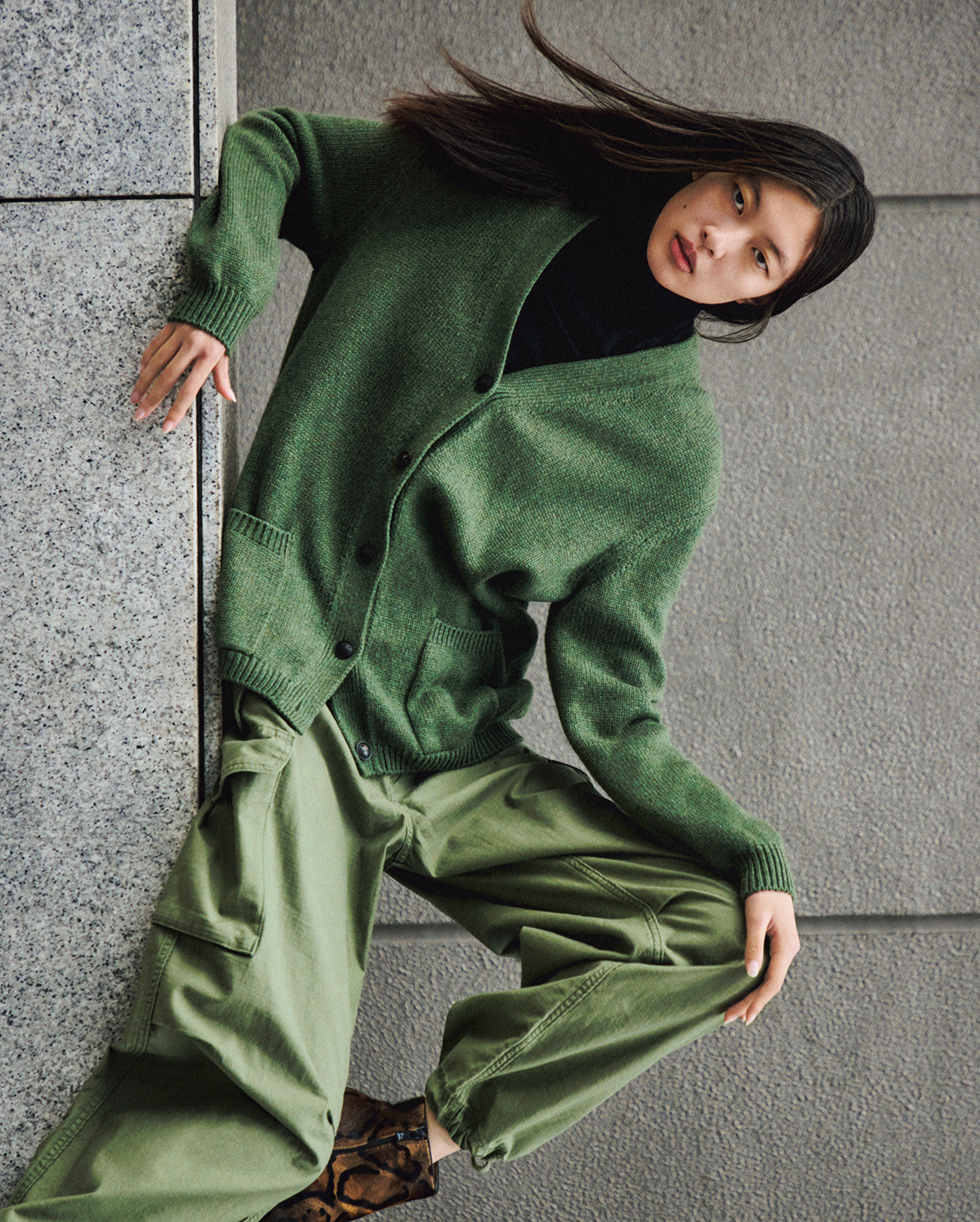 カーディガン￥503,800　タートルネックニット￥228,800／ともにLoro Piana（ロロ・ピアーナ ジャパン）　パンツ￥11,000／Levi’s®（リーバイス・ストラウス ジャパン）　ブーツ￥240,900／Christian Louboutin（クリスチャン ルブタン ジャパン）