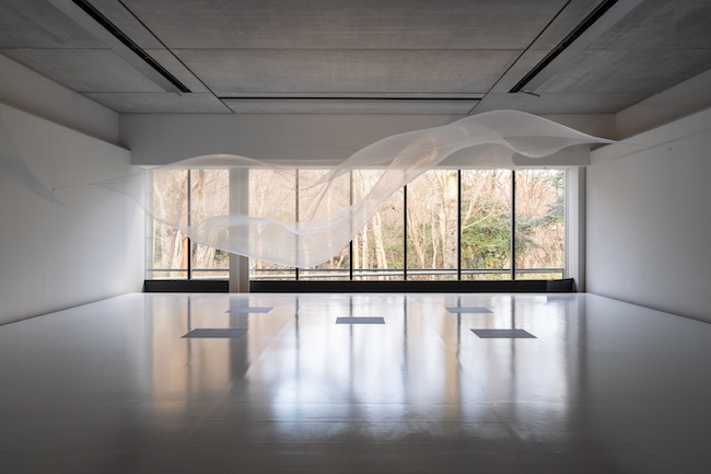 「プロローグ／大巻伸嗣」展示風景（日中） 大巻伸嗣『Liminal Air Space-Time』2025 年、作家蔵　Photo: Ken Kato