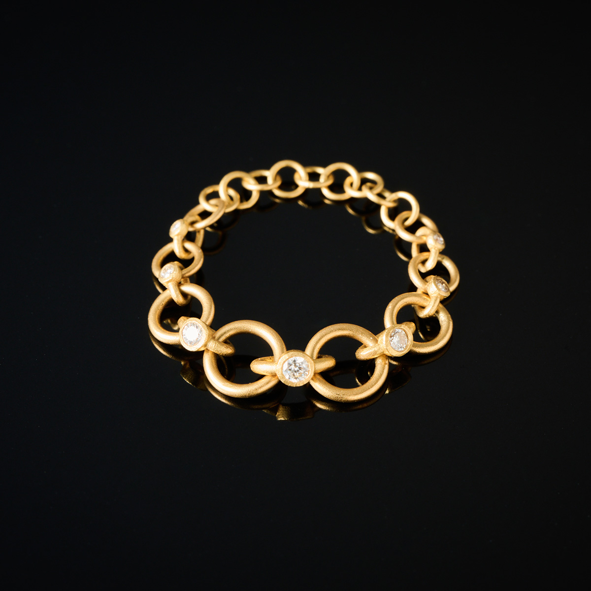 リング￥143,000／Sihara（シハラ トウキョウ 03-6427-5503）