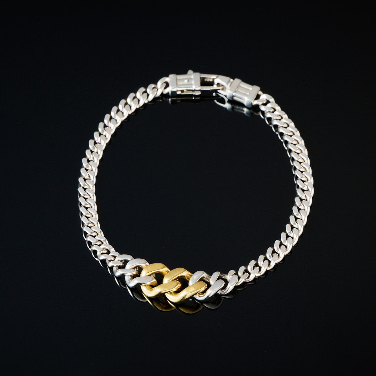 ブレスレット￥64,500／Tom Wood（トムウッド プロジェクト https://www.tomwoodproject.com/jp）