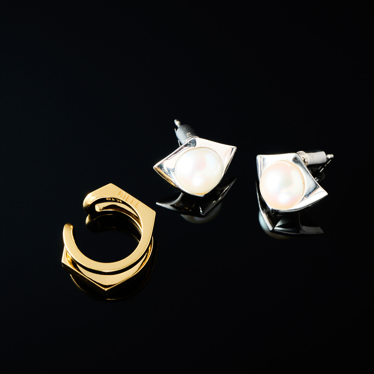 イヤーカフ￥112,200　シングルピアス￥121,000／ともにRiefe Jewellery（リーフェ ジュエリー 03-6820-0889）