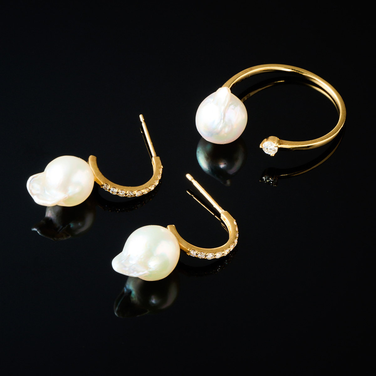 ピアス￥96,800 リング￥62,700／ともにAnna Diamond（アンナ ダイヤモンド 03-6824-2766）