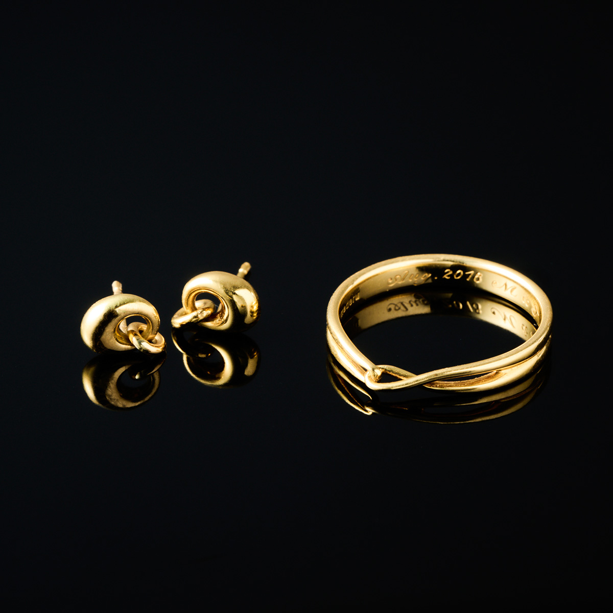 ピアス￥128,000　リング￥138,000／ともにMederu（メデル 03-6778-7247）