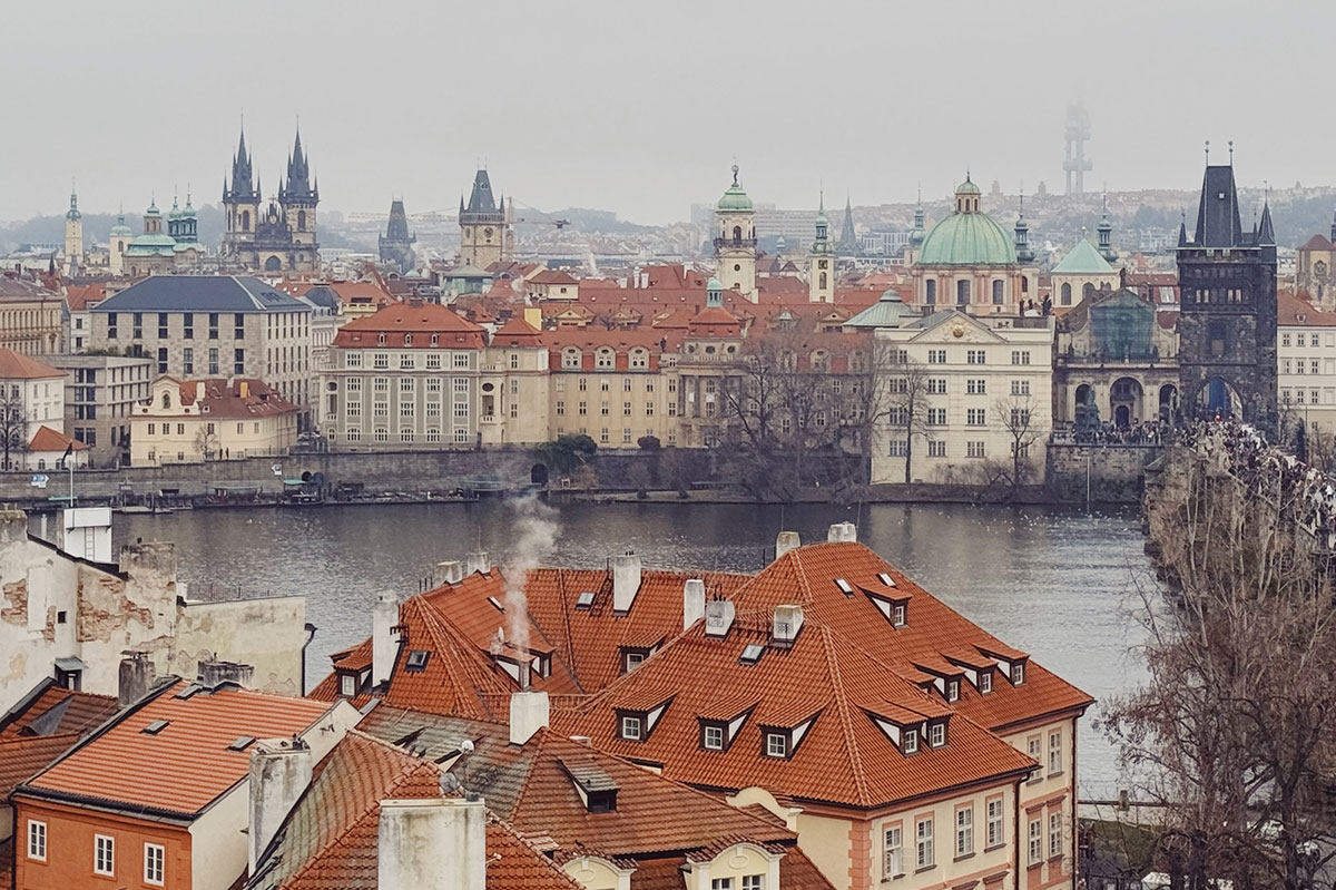 モルダウ川の先に見える旧市街地。