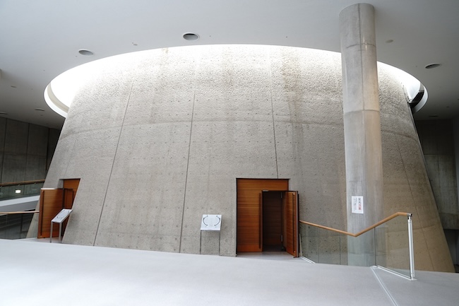 トークイベントの会場となった東本願寺視聴覚ホール｜高松伸設計、東本願寺境内の地下に潜む現代建築。