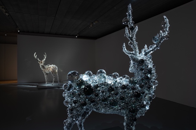 「エピローグ／名和晃平」より　名和晃平『PixCell-Deer#72(Aurora)』2022 年、個人蔵［右］（部分） 名和晃平『PixCell-Deer#74』2024 年、ポーラ美術館［左］Photo: Ken Kato