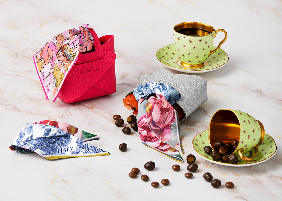 左：プティ ハニーショコラ バッグ（ピンク）　40g　￥3,240　右：プティ ハニーショコラ バッグ（シルバー）　40g　￥3,240