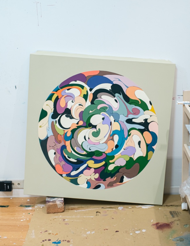 『Wonky Mandala Hoo』2025年 当初はカラフルな色合いのものが多かったが、近年はグレーを混ぜたシックな色合いのものも制作している