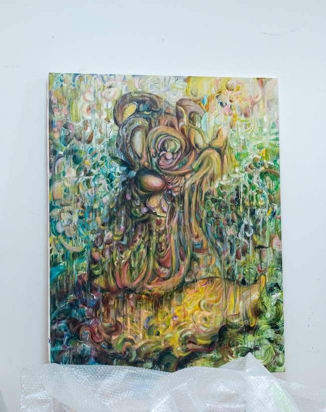 今は亡き愛犬をモチーフにした作品『Teddy in the Infinite Woods』。下に遺骨を埋めたという松の木が犬のそばで、精霊のようにそびえ立つ。壮大な命の循環を描いた。