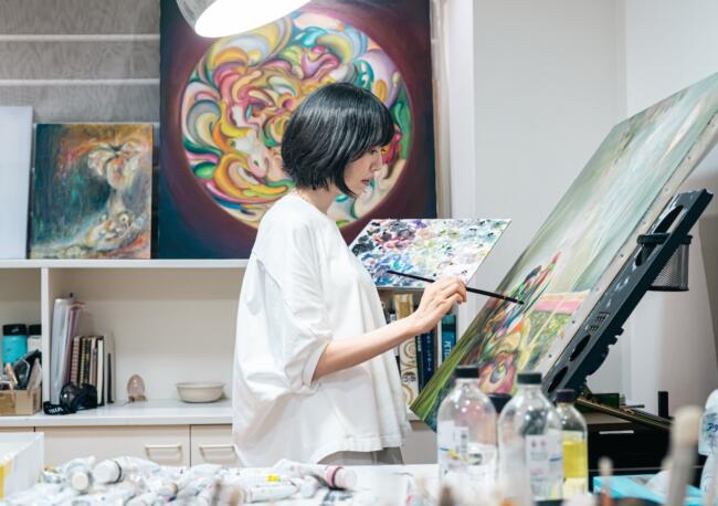 制作中は音楽をかけていることが多いという上田さん。「音楽と一体感を得た時、描きやすくなるんです」