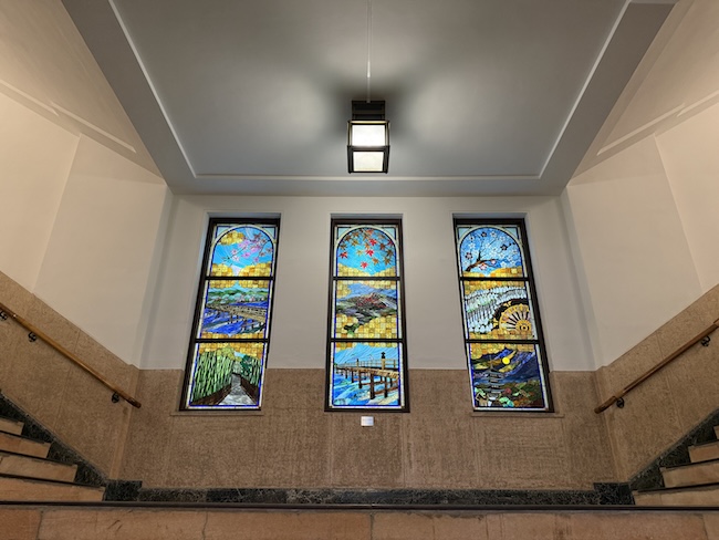 京都市内の風景を9枚のステンドグラスで描いた作品。