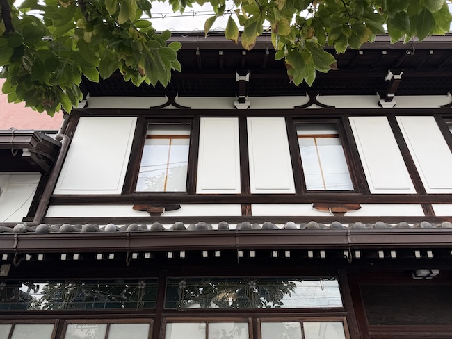 和洋が調和する端正な外観が美しい、明治期の名建築・島津製作所 創業記念資料館。