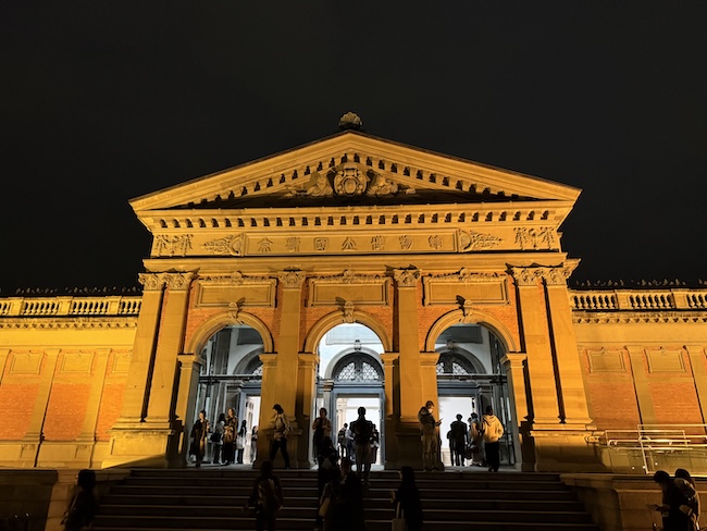 ライトアップされた夜の明治古都館。公開時間を待つ人々の列が本当にすごくて、人気の高さを感じました！