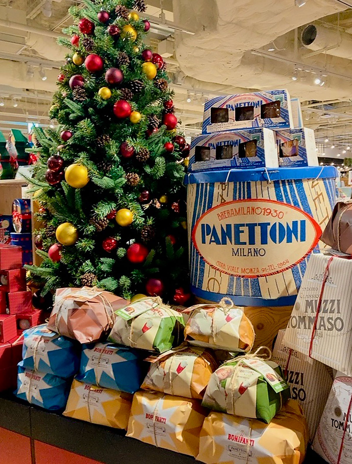 イータリーのパネットーネ ディスプレイ。ブレラ ミラノの小さなパネットーネ・パンドーロ3ケ入り（¥2,680）なども販売されている。