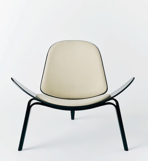 ハンス・ウェグナー『スリーレッグドシェルチェア プロトタイプ』(1963年) 織田コレクション Photo by Kentauros Yasunaga