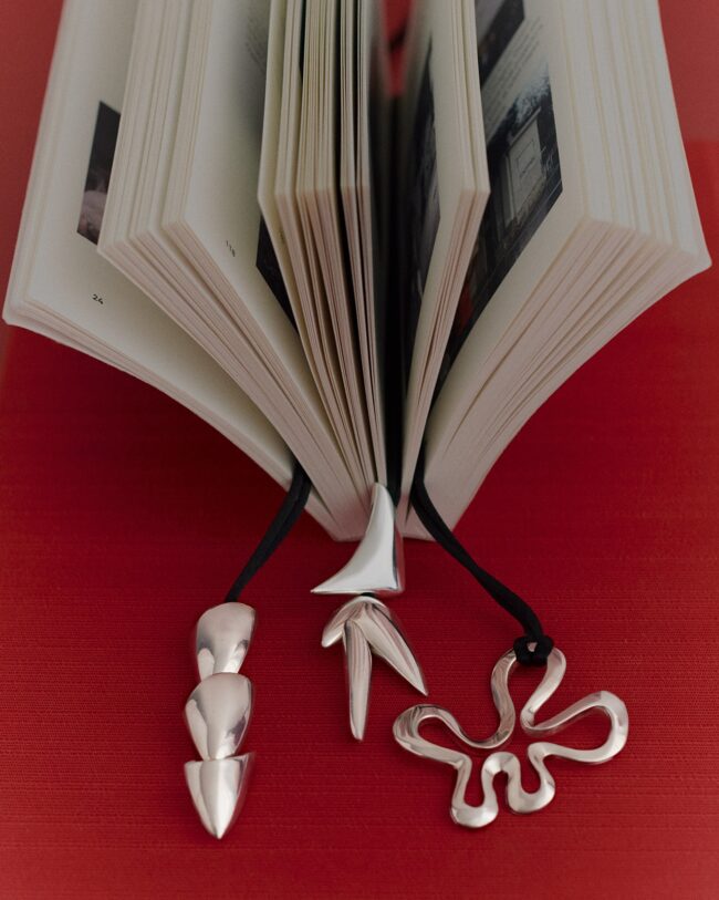 (左から)ネックレス TOKYO¥108,900 ネックレスGAUDI ¥107,800 ペンダントPOEMA ¥85,800/すべてJoaquin Berao