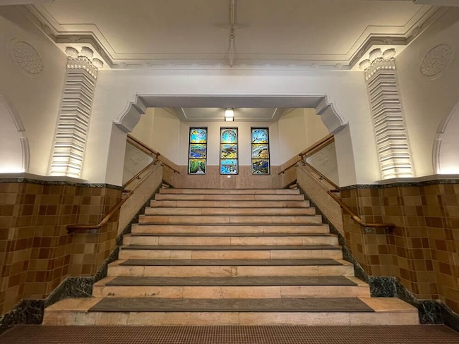 映画のワンシーンに出てきそうな、優美なダブル階段。