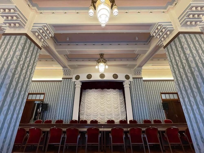 2021年の本庁舎改修で、1927年の創建当時の姿に復元されたレトロな「正庁の間」。