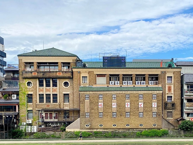 先斗町歌舞練場の裏側。表とは異なるモダンな表情が現れる。