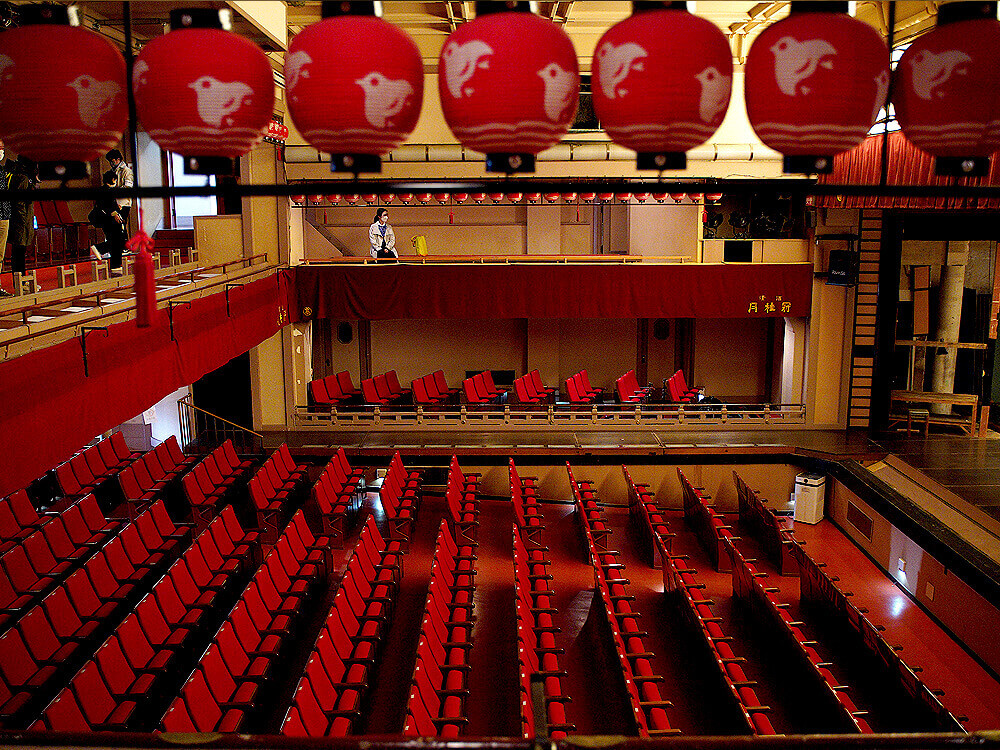 劇場内部は一気に和風に。格天井とその下には赤い提灯が並び、座布団が敷かれた升席もあります。