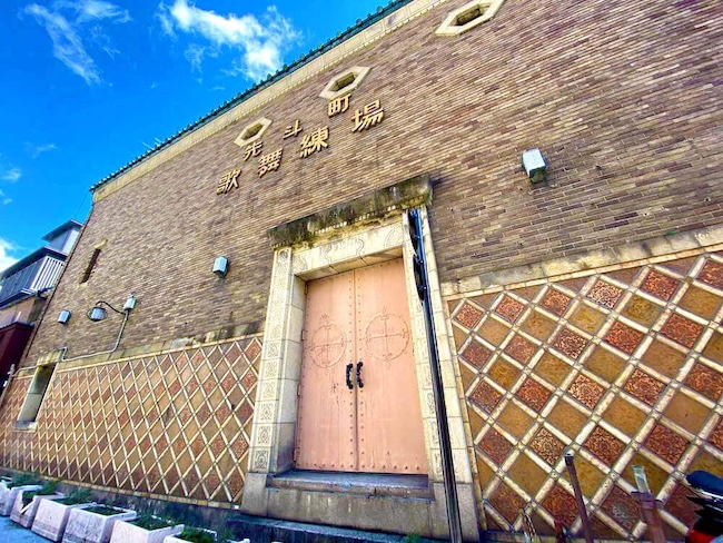 スクラッチタイルとなまこ壁が描く独特なレトロモダンな外観。