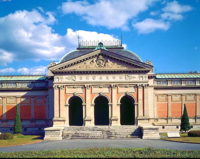 左右対称の美が際立つ、片山東熊の端正なファサード。（オフィシャルを拝借）