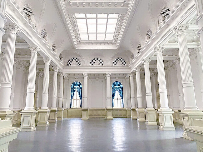 白を基調とした光のホールは、圧倒的な清廉さ！（オフィシャルを拝借）