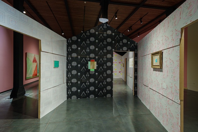 杉戸洋展:えりとへり / flyleaf and liner」会場風景 Photo: Ryo Narita