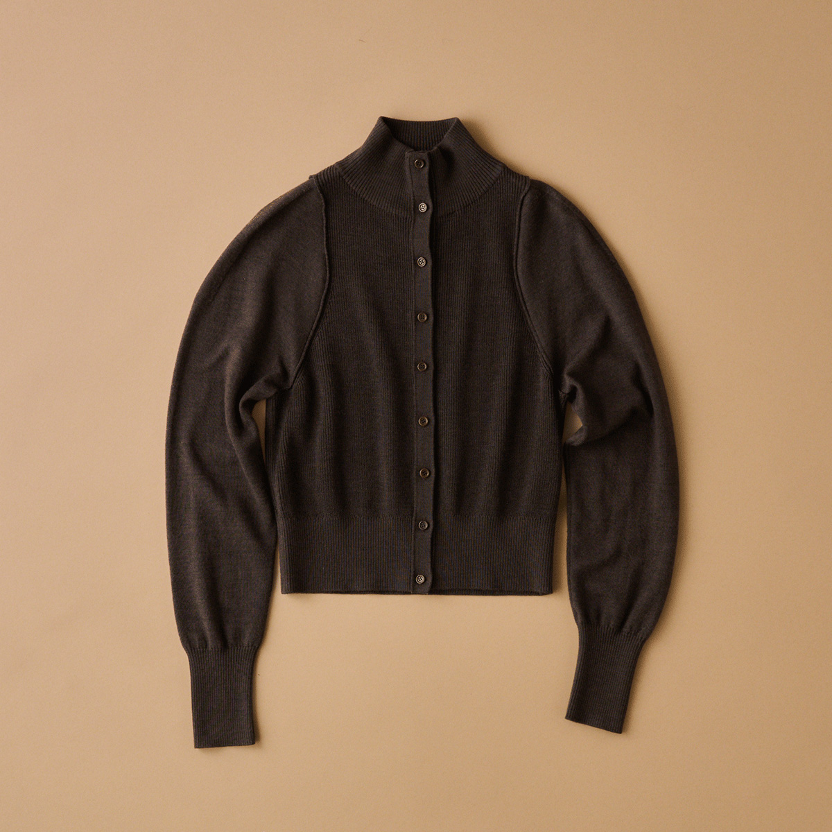 カーディガン¥38,500/Amomento(アモーメント cs@amomento.jp)