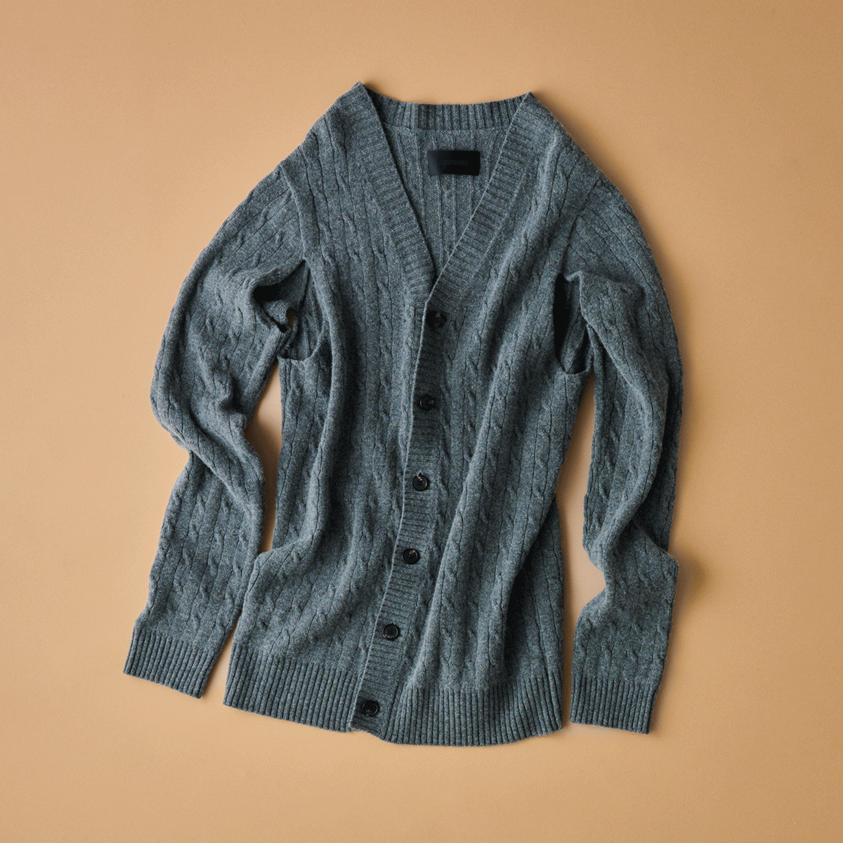 カーディガン¥66,000/Keisukeyoshida(ケイスケヨシダ カンパニー・リミテッド info@keisukeyoshida.com)