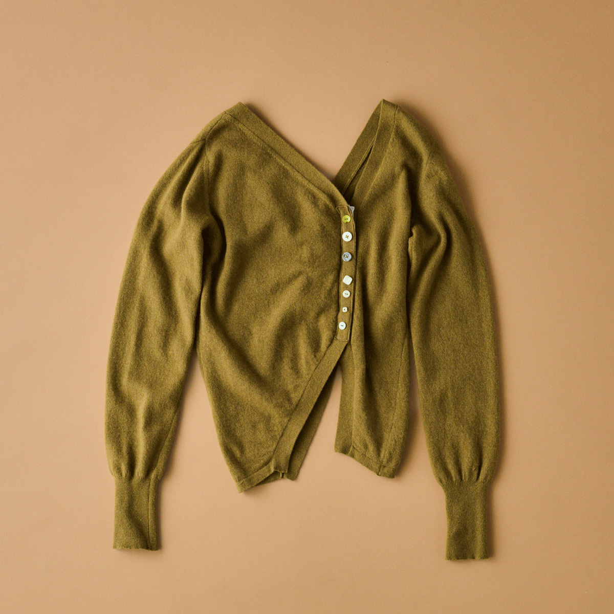 カーディガン¥70,400/Plās(バウ インク 03-6427-1590)