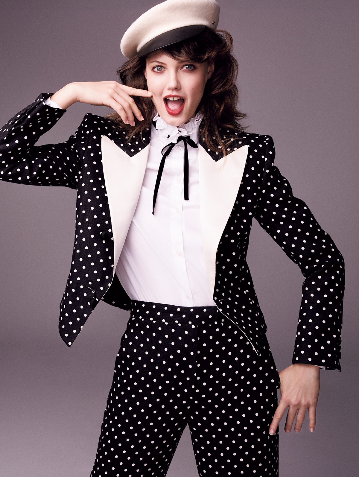 ジャケット￥709,500　シャツ￥247,500　パンツ￥363,000（すべて参考価格）／Valentino　ハット￥94,600／Valentino Garavani（ともにヴァレンティノ インフォメーションデスク）