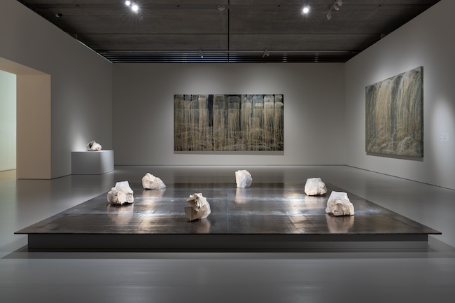 「3.地水火風／小川待子、パット・ステア」より　小川待子『月のかけら 25 − P』2025 年、作家蔵［手前］ほか　Photo: Ken Kato