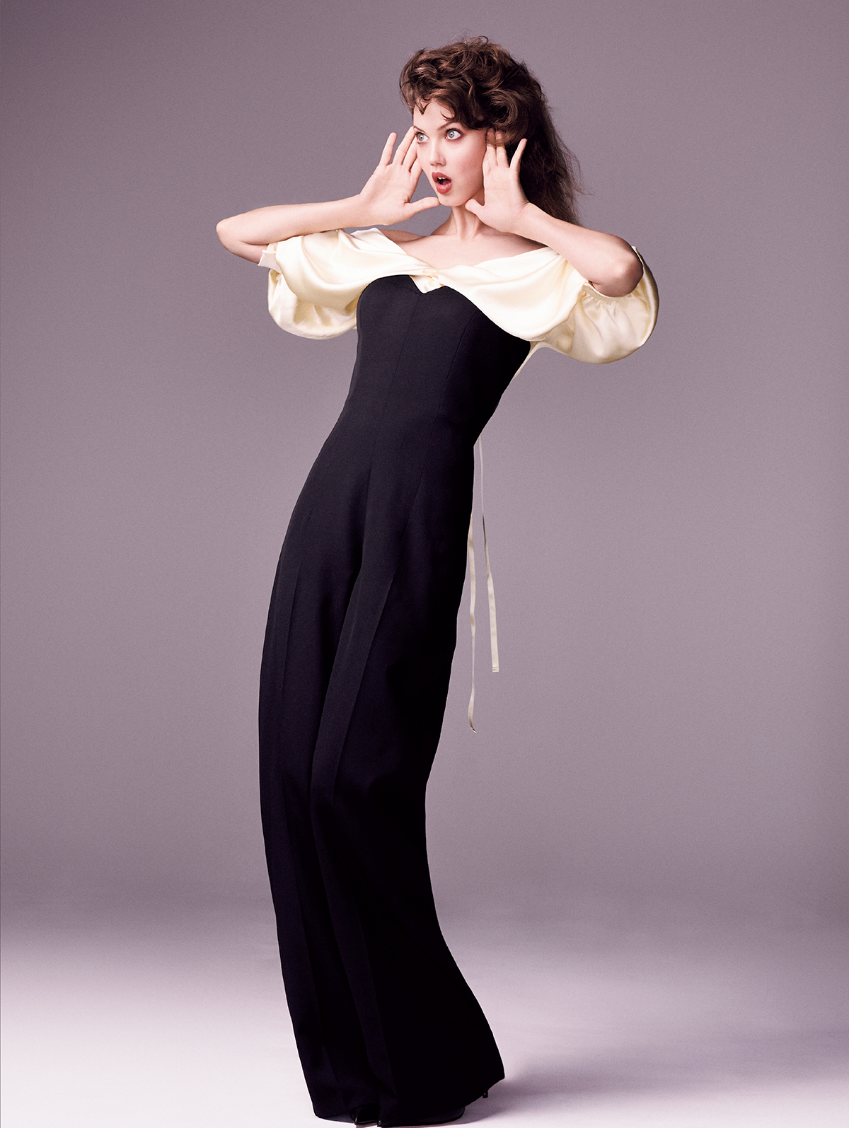 トップ￥248,050　ジャンプスーツ￥497,310　シューズ￥145,200円（参考価格）／すべてMcQueen（マックイーン クライアントサービス）