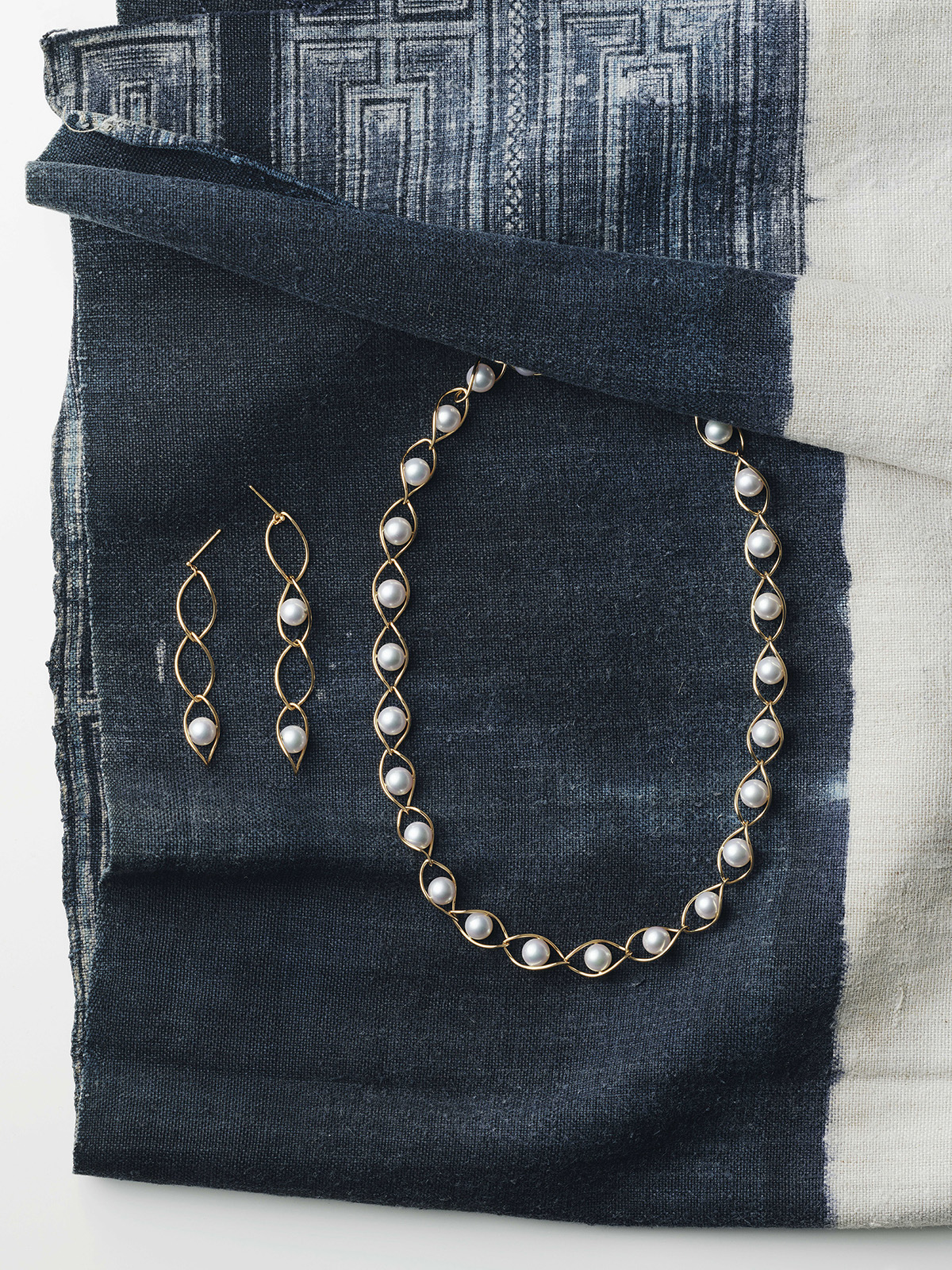 “UNERI うねり”パールネックレス ¥1,705,000 パールピアス ¥385,000