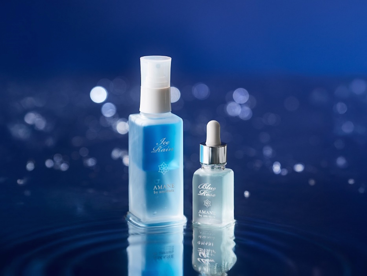 左から：フュージョンミストセラム アイス レイン 100ml ¥7,700（2026年発売予定）、オイルセラム ブルーローズ 20ml ¥7,590（1/26発売）