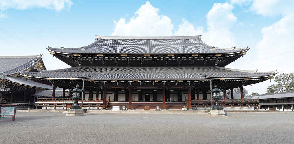 宗祖・親鸞聖人の御真影が安置される重要な御堂は、高さ38m、正面76m、堂内に敷かれた畳はなんと927枚という、世界最大級の木造建築で、見る者を圧倒する存在感！