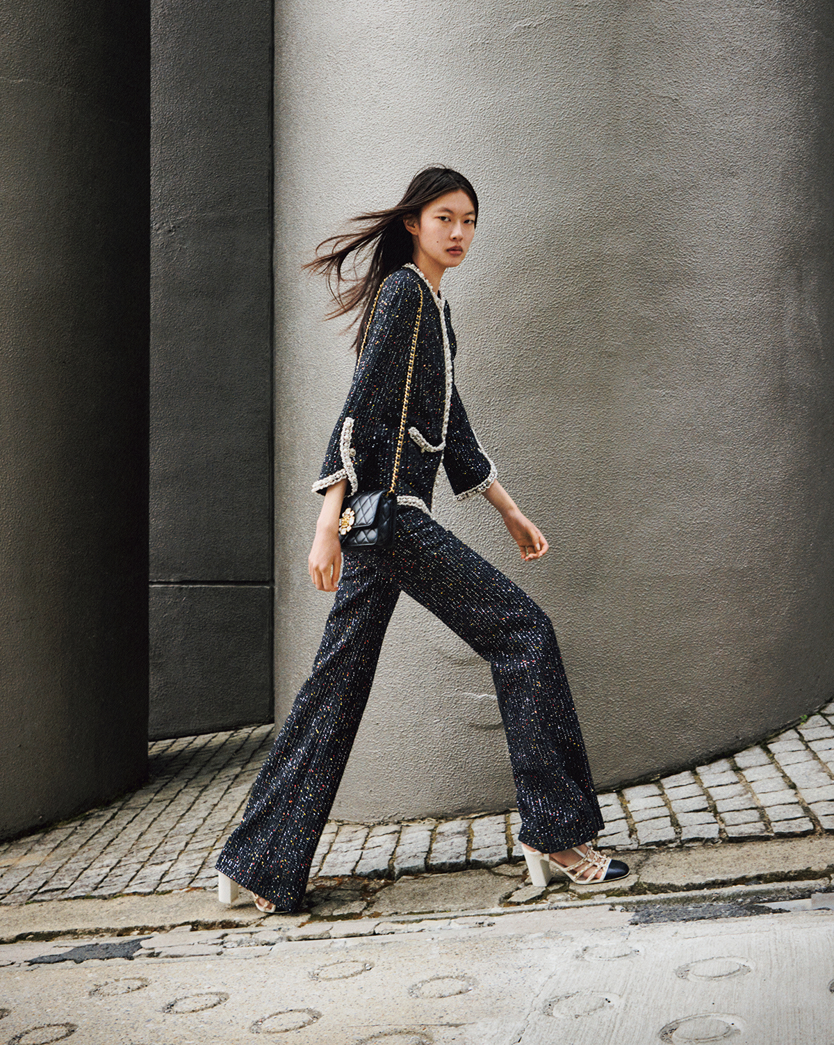 ジャケット￥4,224,000　パンツ￥881,100　バッグ￥1,079,100　シューズ￥305,800／すべてChanel（シャネル カスタマー ケア センター）