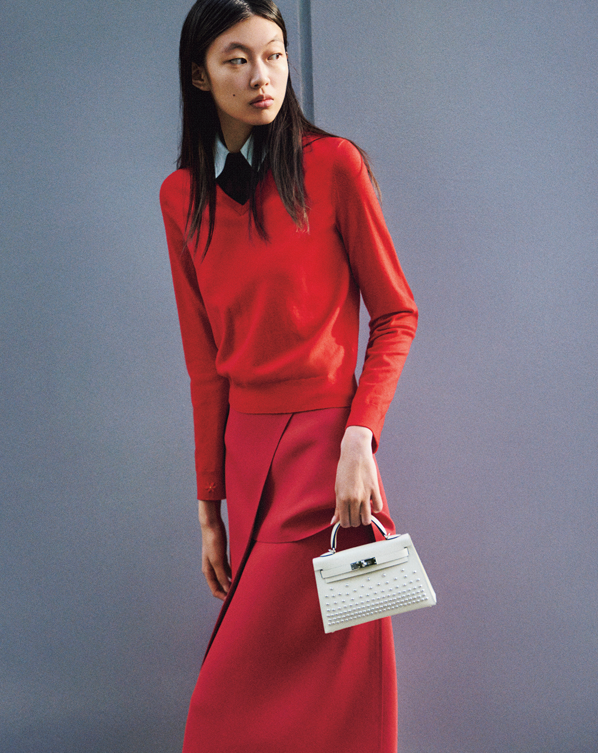 バッグ「ケリーⅡ」￥4,301,000（参考価格）／Hermès（エルメスジャポン）　トップ￥99,000　スカート￥137,500／ともにTory Burch（トリー バーチ ジャパン）