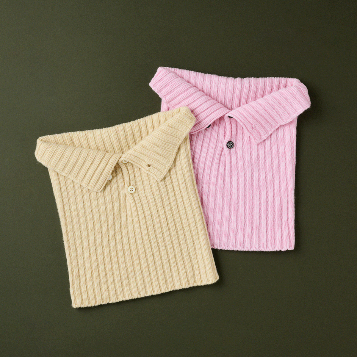 ネックウォーマー￥18,700／ともにBabaco（オーチャードレイン info@babaco.jp）