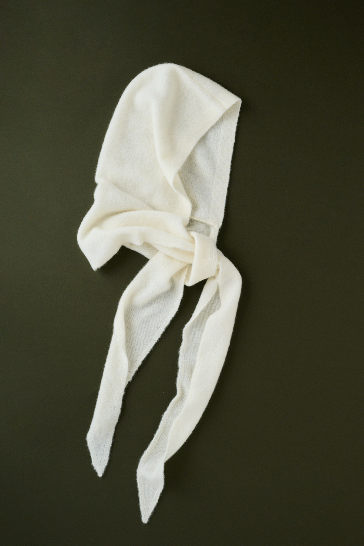 フーディスカーフ￥12,000／Studio Doe（スタジオ ドー customer_service@studiodoe.com
）