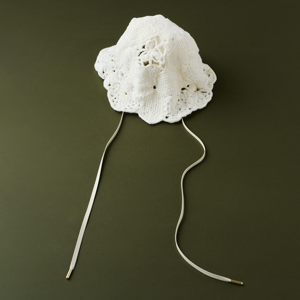 ニットハット￥75,900／Entwurfein（エントワフェイン 03-6821-1952）