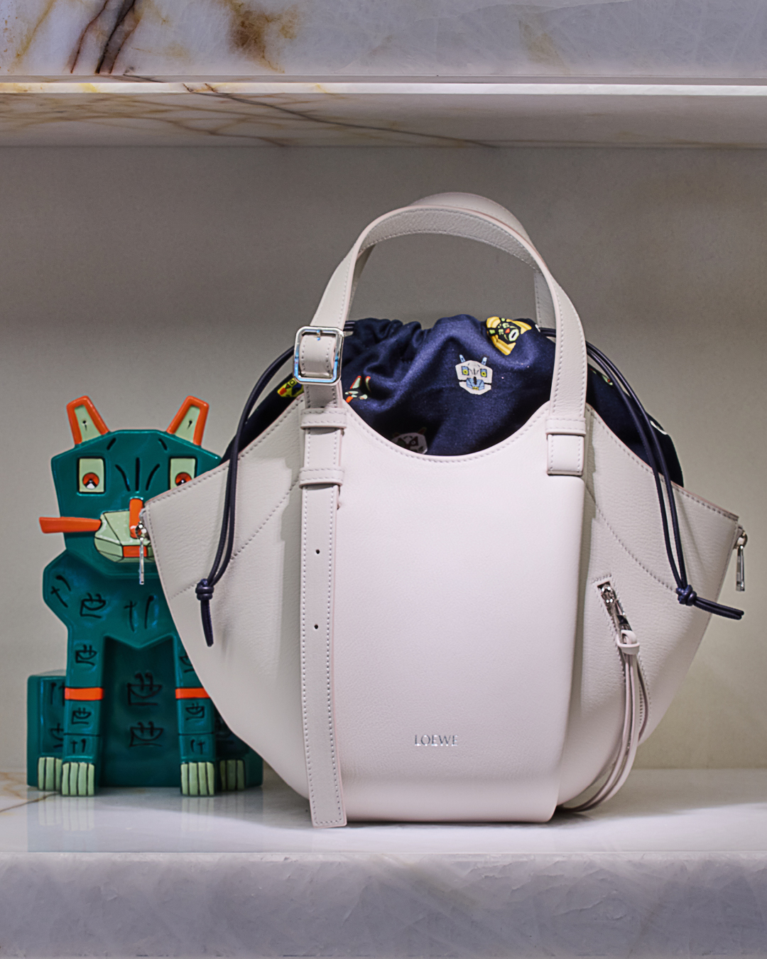 アニヤ・ハインドマーチ」2026年の干支“午”をモチーフにした新作