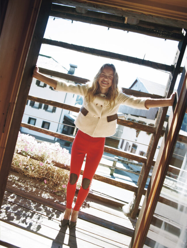 ジャケット￥726,000　パンツ￥220,000（ともに予定価格）　シューズ￥176,000(参考価格)／すべてPrada（プラダ クライアントサービス）