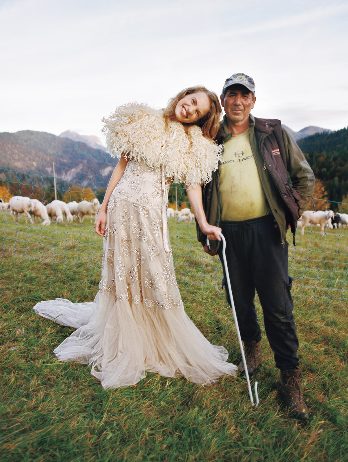 ドレス￥3,520,000　ケープ￥1,210,000／ともにValentino（ヴァレンティノ インフォメーションデスク）