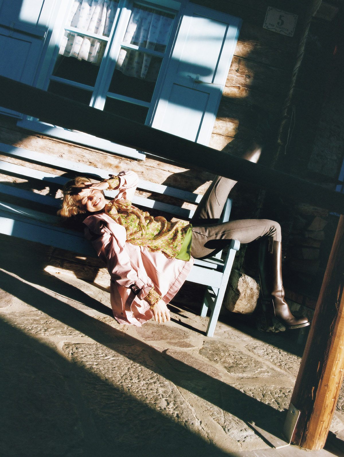 トレンチコート￥385,000　ブラウス￥266,200　パンツ￥134,200　ブーツ（参考色）￥319,000／すべてBurberry（バーバリー・ジャパン）